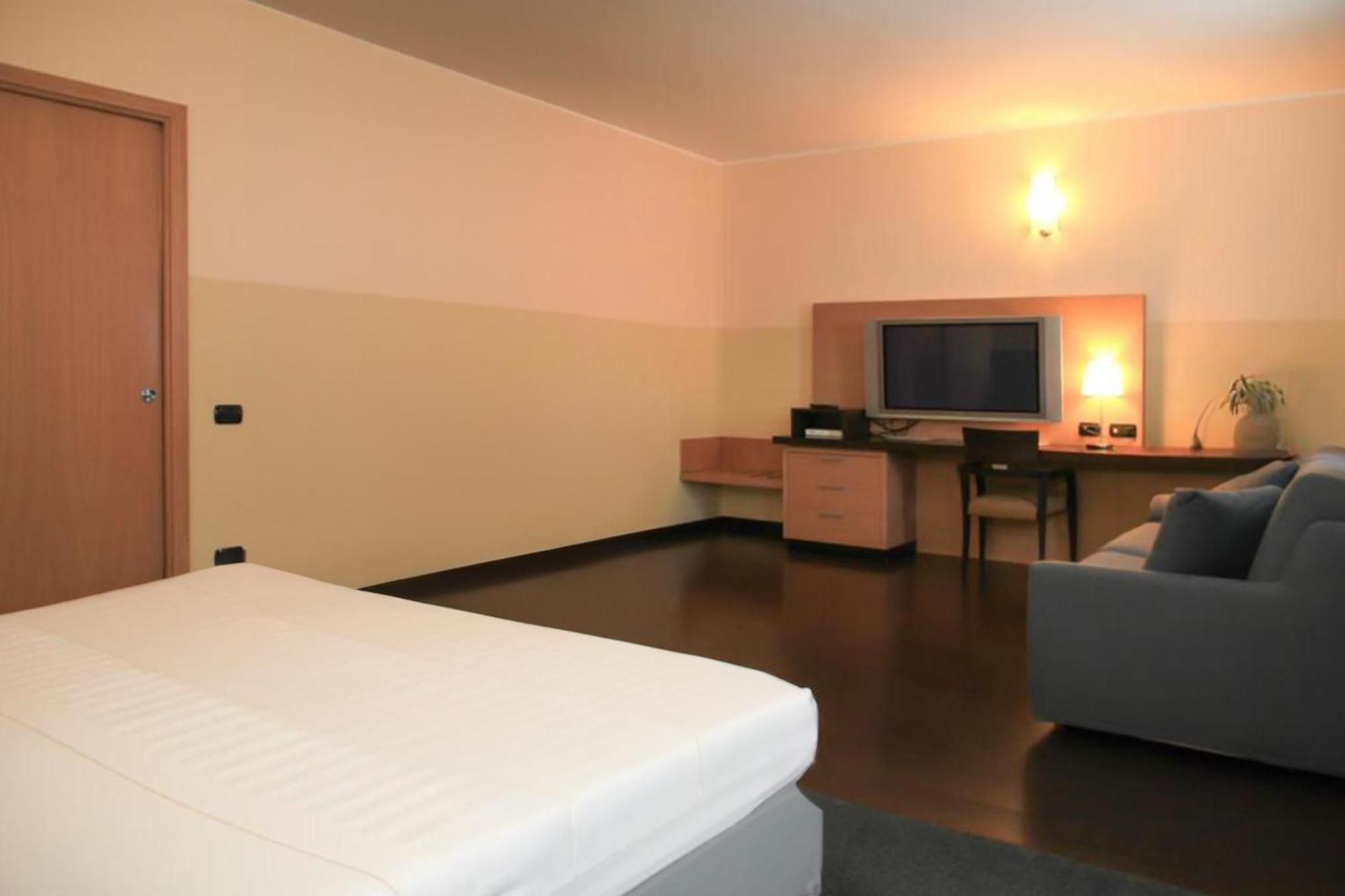 B&B Hotel Milano Cologno Studios Cologno Monzese Buitenkant foto