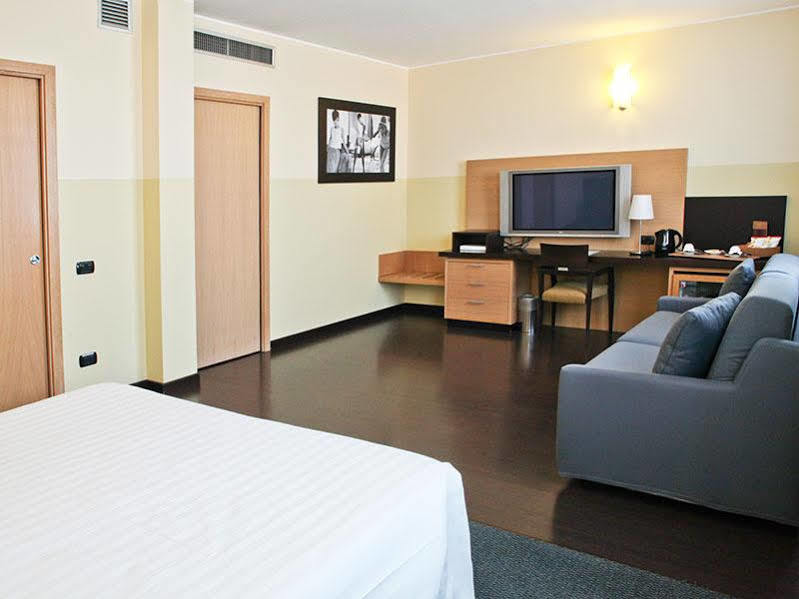 B&B Hotel Milano Cologno Studios Cologno Monzese Buitenkant foto
